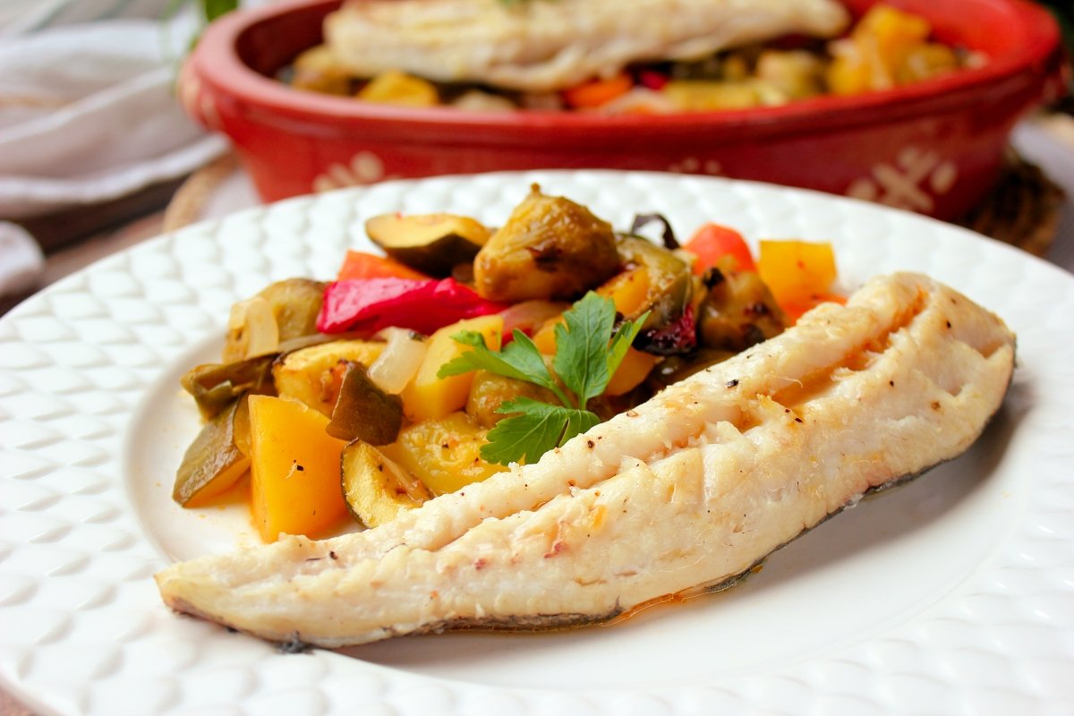 Merluza con vegetales al horno
