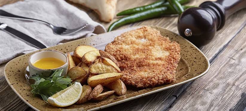 Schnitzel de carne con papas